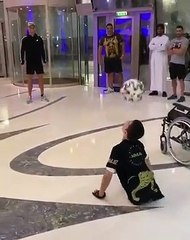 Cristiano Ronaldo e Cristiano jogam com jovem sem pernas