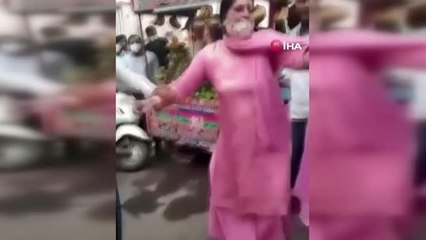 Maske takmayan iki kadın ceza yazmak isteyen görevliyi tekme tokat dövdü