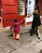 Vídeo: Carolina Loureiro dança na rua com menina cabo-verdiana
