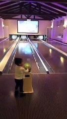 Kylie Jenner mostra entusiasmo da filha a jogar bowling