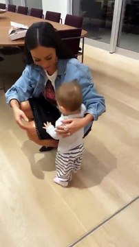 Os primeiros passos da filha de Sabrina Sato