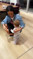 Os primeiros passos da filha de Sabrina Sato