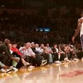 Abraço entre LeBron James e Kobe Bryant