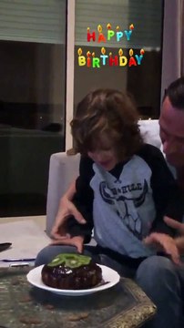 José Carlos Pereira mostra festejos de aniversário com o filho
