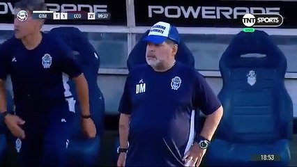 Gimnasia falha clara oportunidade de golo e Maradona foi ao chão