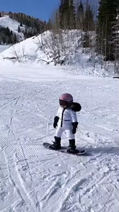 Kylie Jenner mostra filha a praticar snowboard pela primeira vez