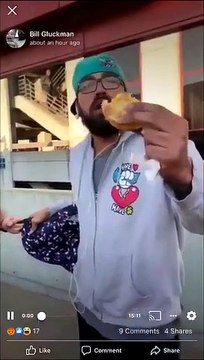 Polícia algema homem por comer sandes na estação de metro