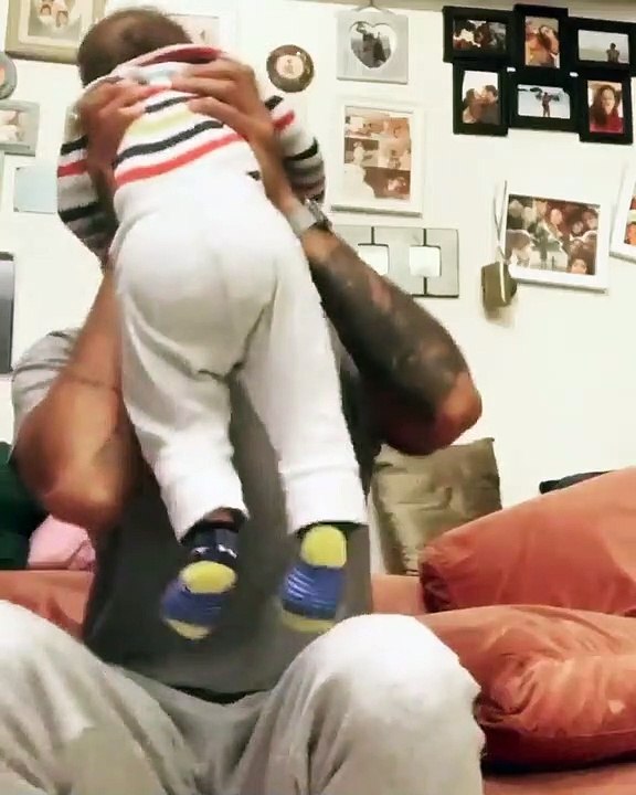 Ups... Filho de Rita Pereira bolça em cima do pai em vídeo divertido