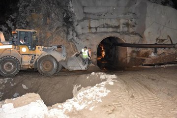 Son dakika haber: Beş gün önce sele kapılarak kaybolan işçiyi bulma çalışmaları gece de sürdürüldü