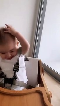 Filha de Sabrina Sato aprende a falar com o pai