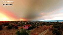 شاهد: غروب الشمس يكسوه ضباب أحمر بسبب حرائق الغابات في جزيرة إيفيا اليونانية