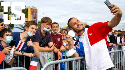 Le petit prince du karaté de retour chez lui