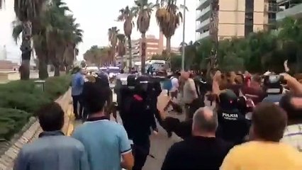 Policia à paisana salva colega de porrada
