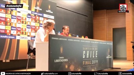 Jorge Jesus aplaudido pelos jornalistas no Brasil