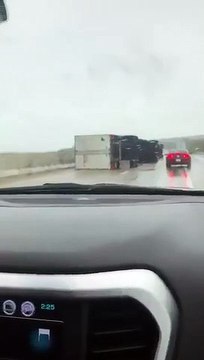 Camiões tombados na estrada ventos fortes Tennessee EUA