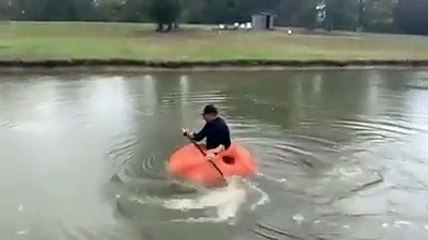 Homem transforma abóbora gigante num caiaque