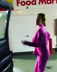 Vídeo: Lindsay Lohan diverte-se a dançar em posto de abastecimento