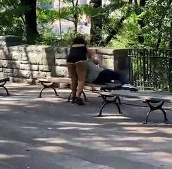 Mulher agride namorado para desbloquear telefone