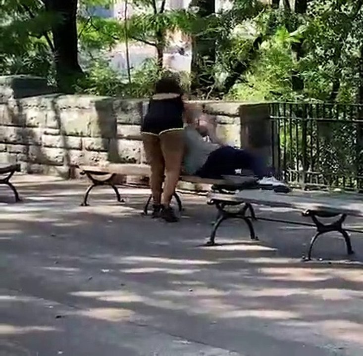 Mulher agride namorado para desbloquear telefone