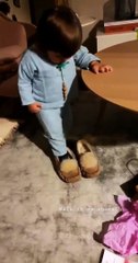 Momento de ternura: Filho de Mia Rose já calça os sapatos da mãe