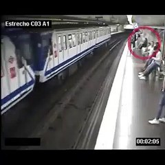 Passageira distraída com telemóvel cai na linha do metro em Madrid