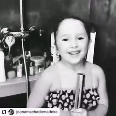 Vídeo: Filha de Eduardo Madeira canta clássico dos anos 1980 no duche