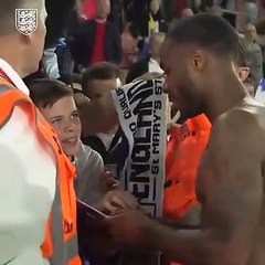 Sterling deixou este adepto de sorriso no rosto e acabou descalço