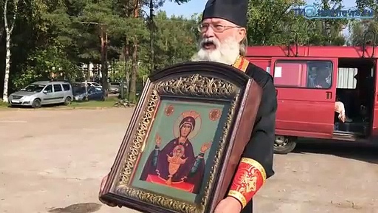 Padre, água benta