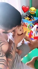 Vídeo: Gusttavo Lima diverte-se com o filho mais novo