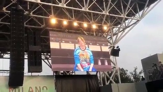 Billie Eilish sai do palco em lágrimas após magoar-se durante concerto