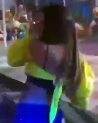 Anitta dá chapada a fã após este puxar-lhe o cabelo