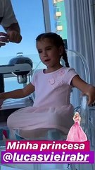 Aos três anos, filha de Deborah Secco é maquilhada e preparada a rigor