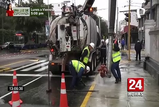 Av. Arequipa: bomberos y personal de Sedapal controlaron fuga de agua tras rotura de hidrante