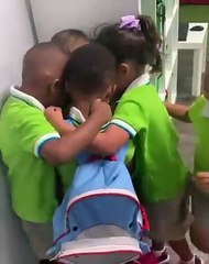 Menino recebido por colegas com caloroso abraço após sobreviver a furacão
