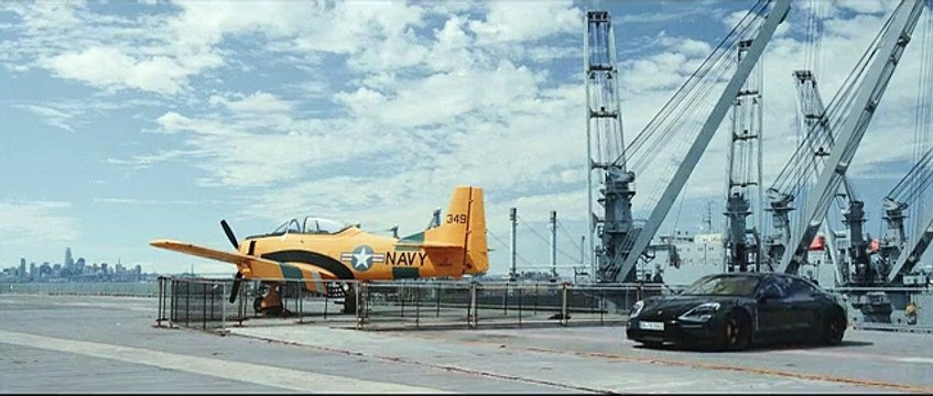 Um porta-aviões é o cenário de teste do primeiro Porsche elétrico