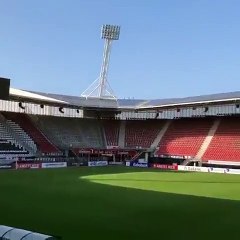 Estádio do AZ Alkmaar com teto caído