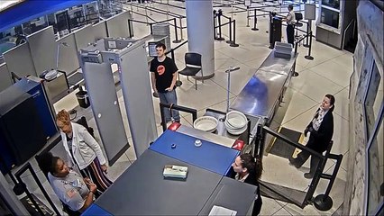 Segurança de aeroporto despedida por chamar "feio" a passageiro