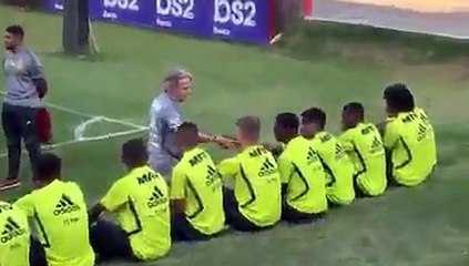 Gesto de Jorge Jesus com jogadores sub-20