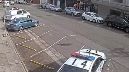 Carrinha cheia de metanfetaminas colide com carro da polícia em Sidney