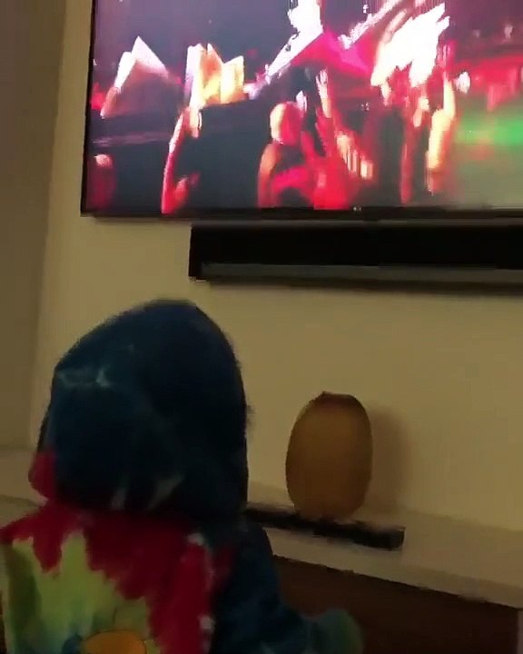 Kylie Jenner partilha vídeo ternurento da filha a ver o pai na televisão