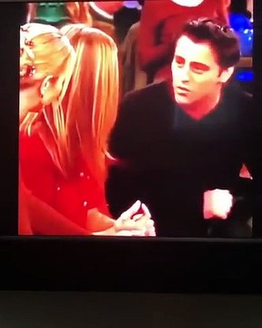 Selena Gomez recebe presente especial dos amigos e mostra tudo aos fãs