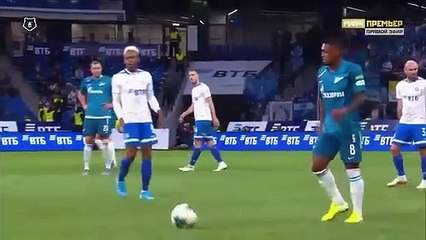 Malcolm acerta bolada no árbitro e a sua reação é imperdível