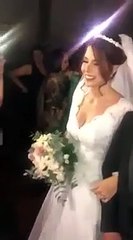 Noiva entra na igreja com luz de telemóveis após corte de energia no Brasil