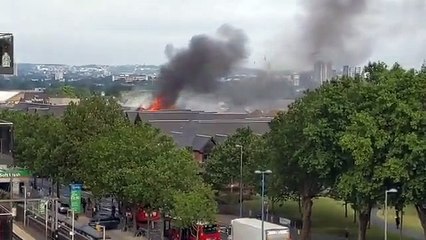 Centro comercial no este de Londres está a arder