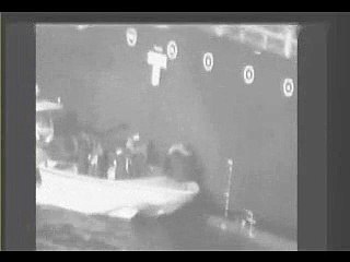 EUA divulgam vídeo que dizem ser de militares iranianos a retirar mina de petroleiro