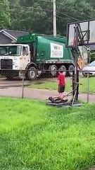 Criança acorda às 7h só para cumprimentar... homens do lixo