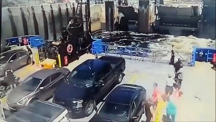 Autocaravana perde travões e aterra em cima de ferry no Quebeque