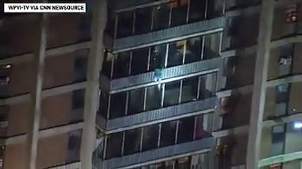 Homem escapa a incêndio ao estilo do Homem-Aranha