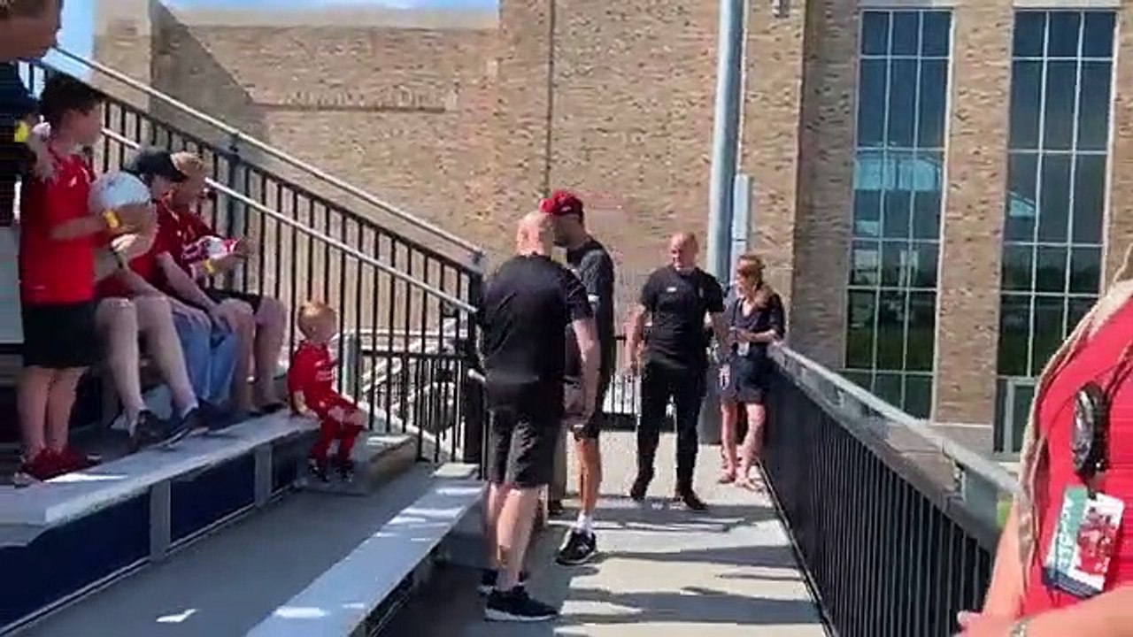 Gesto de Klopp com jovem adepto