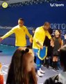 Dani Alves cumprimenta crianças